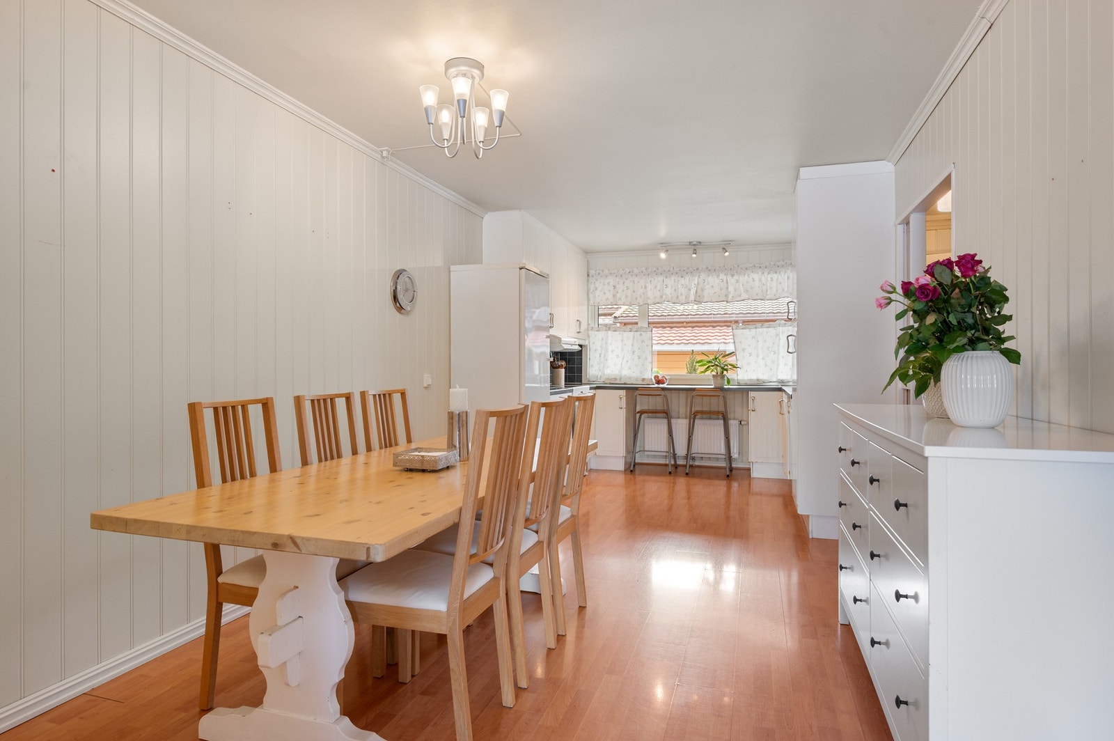 1. etasje består av entré/inngangsparti, kjøkken, spisestue, stue, baderom og terrasse på frem- og baksiden av boligen. Galleribilde