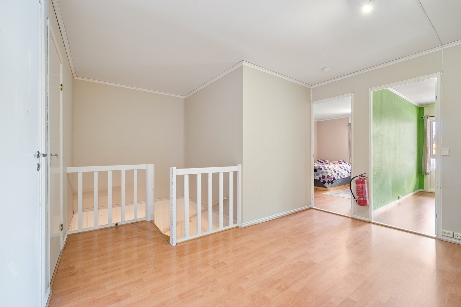 2.etasje består av gang, 4 soverom, baderom og balkong. Galleribilde