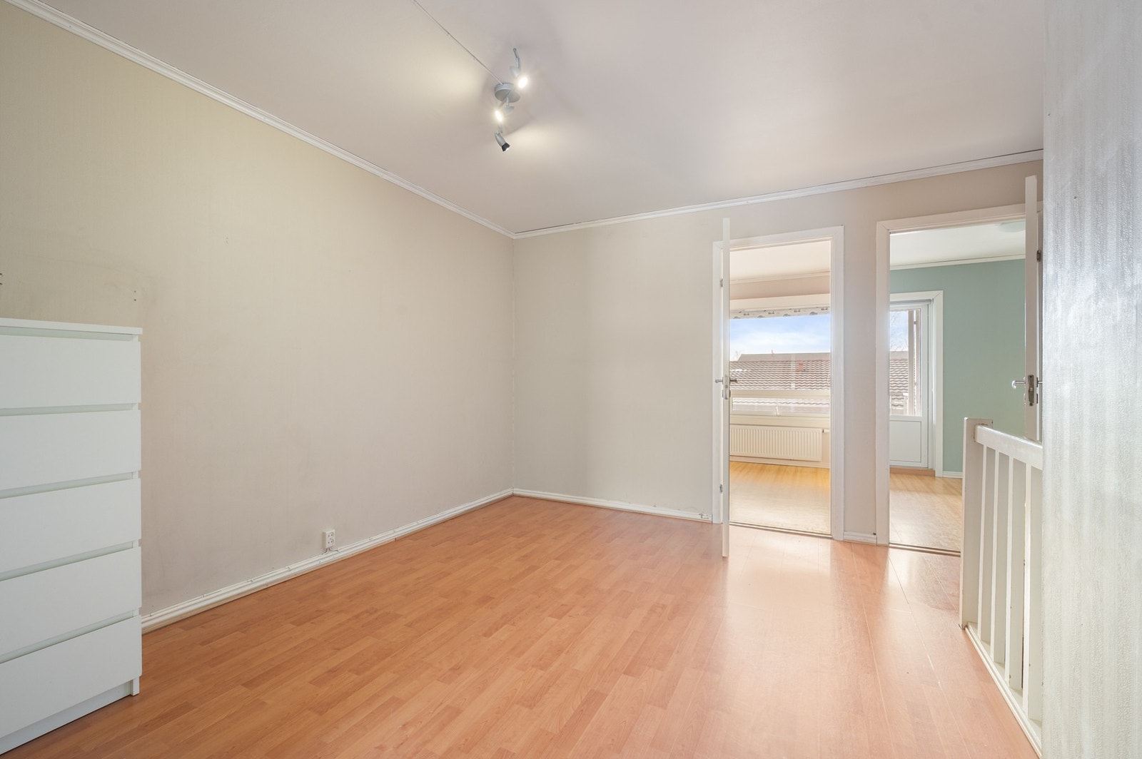 Her kan en innrede til en sosial sone for ungdommen i huset eller sette inn garderobeskap for oppbevaring. Galleribilde