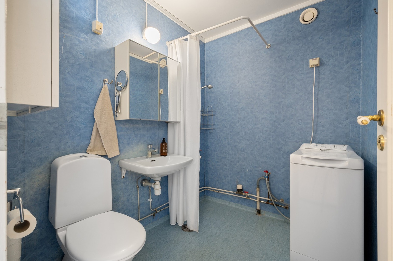 Boligen har 2 baderom. Her har du badet i 1.etasje. Opplegg for vaskemaskin på badet. Galleribilde