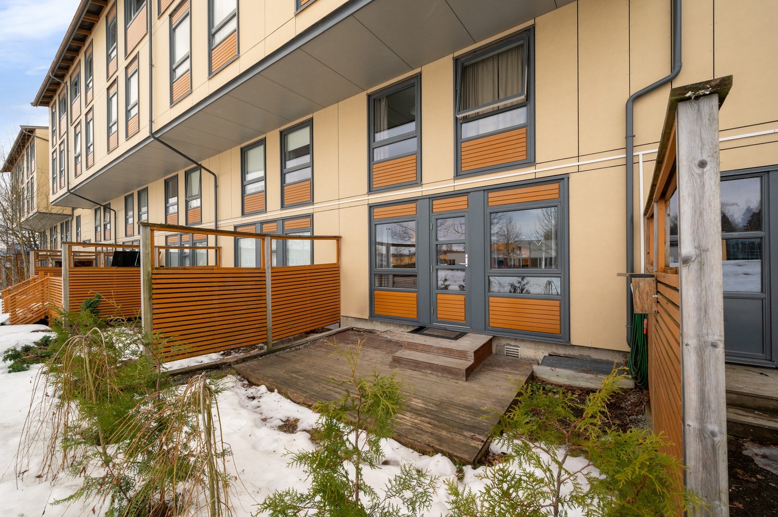 Boligen ligger i et barnevennlig boligområde rett i nærheten av skole, barnehage, fotballbane og idrettshall. Galleribilde