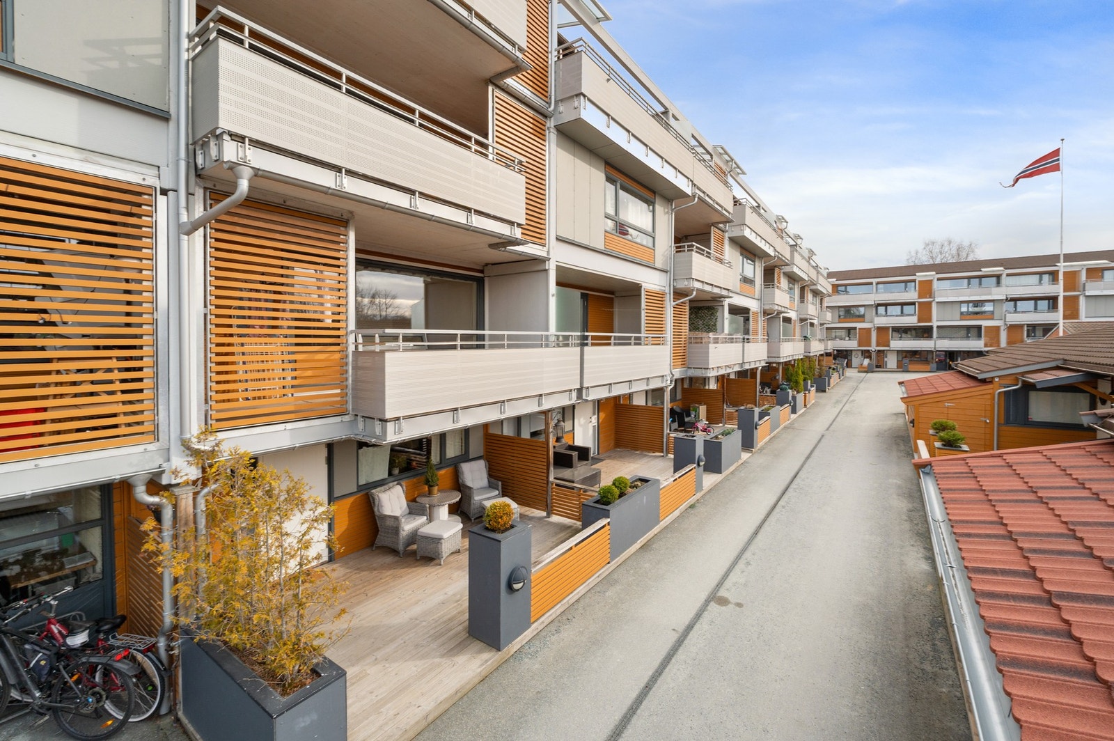 Stor 5-roms rekkehusleilighet beliggende fint til i Ustmyra borettslag. Gangavstand til skole, barnehage, dagligvarebutikk og bussholdeplass. Galleribilde