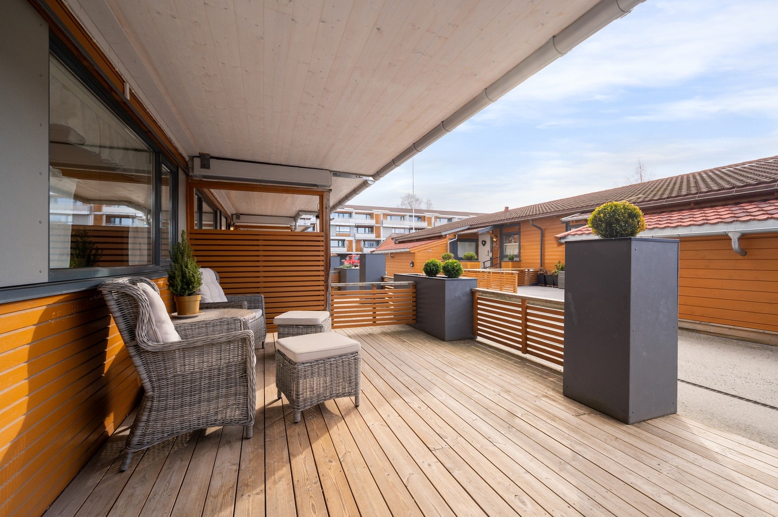 Boligen har 3 fine uteplasser med gode solforhold. Galleribilde