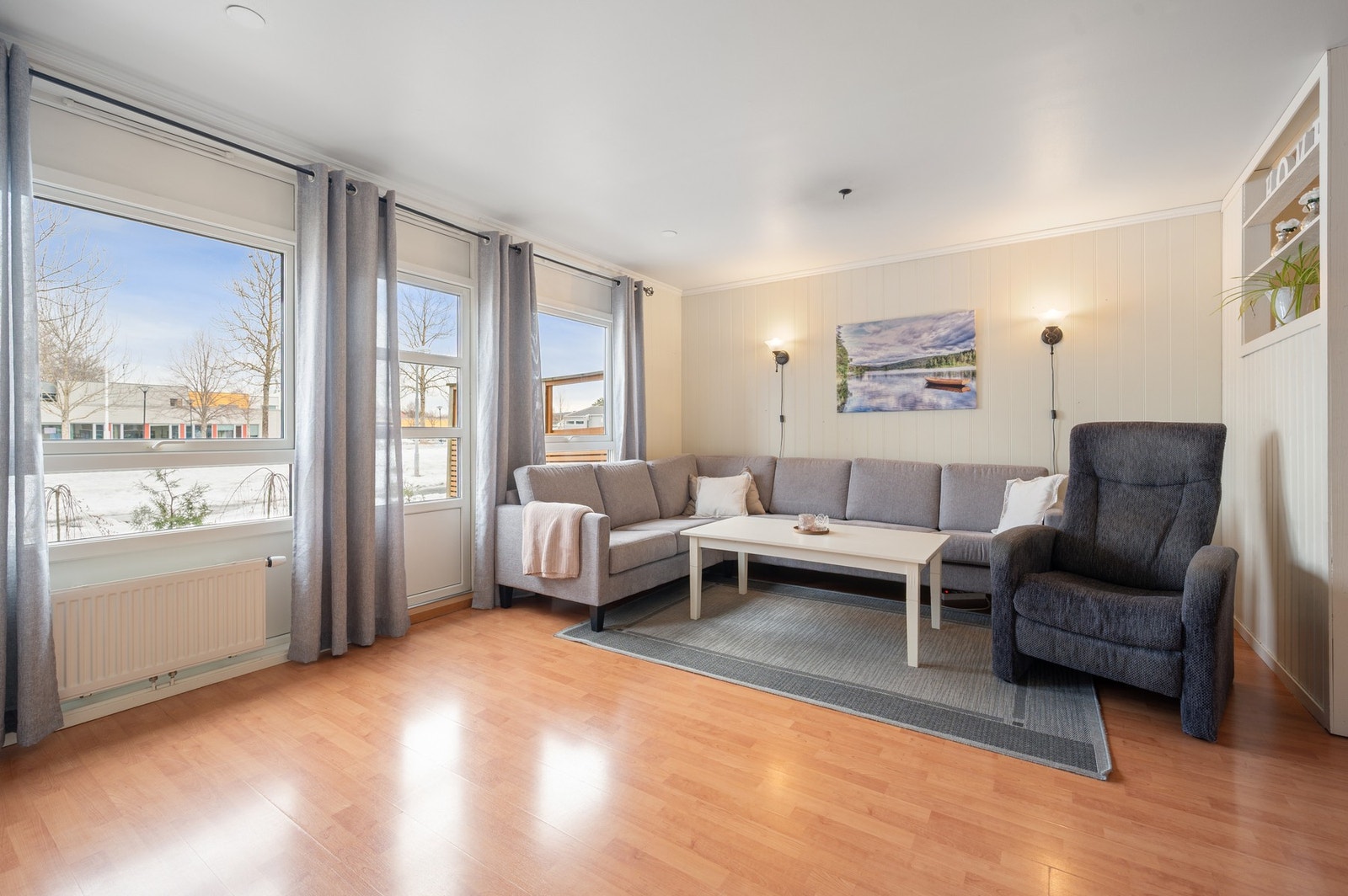 Stor stue med god plass til tv-seksjon og sofagruppe. Utgang til en terrasse fra stuen. Galleribilde