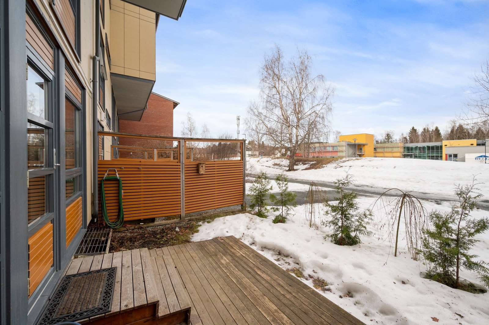 Terrasse og hage på baksiden av boligen. Galleribilde