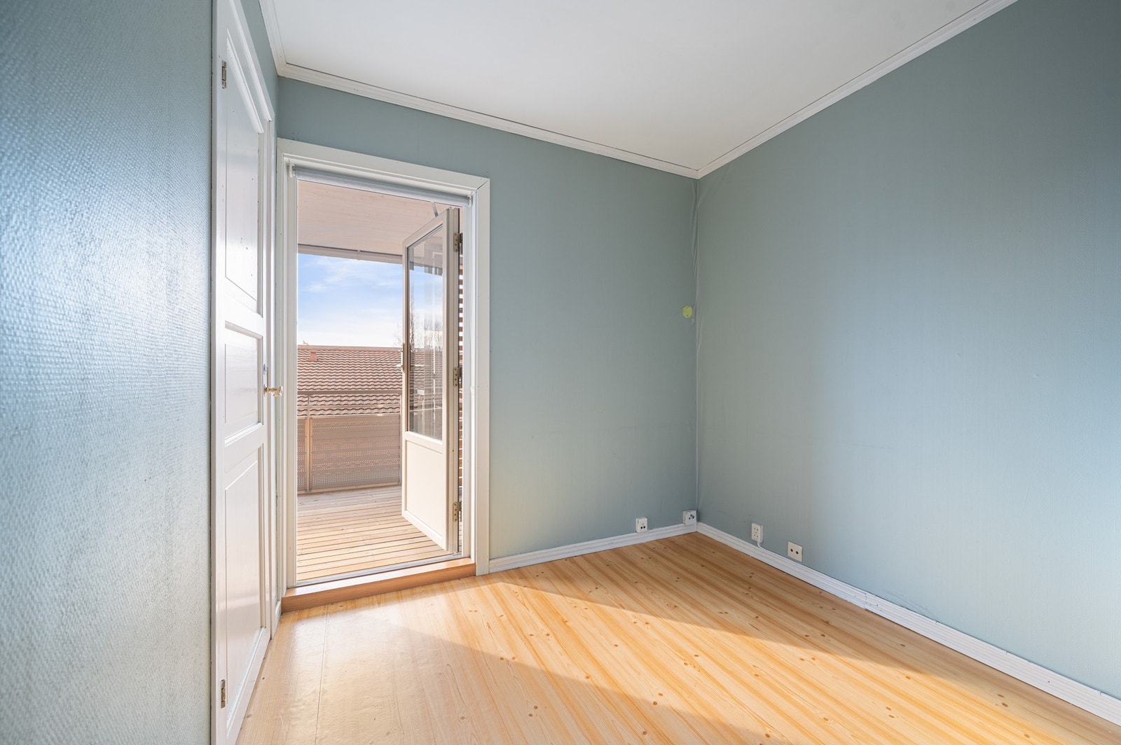 Soverom med utgang til balkong. Galleribilde