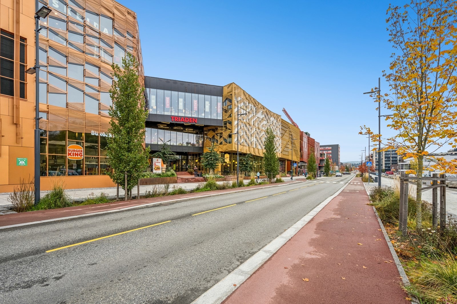 Triaden Storsenter, et moderne og populært handleområde, ligger også bare en kort spasertur unna. Galleribilde