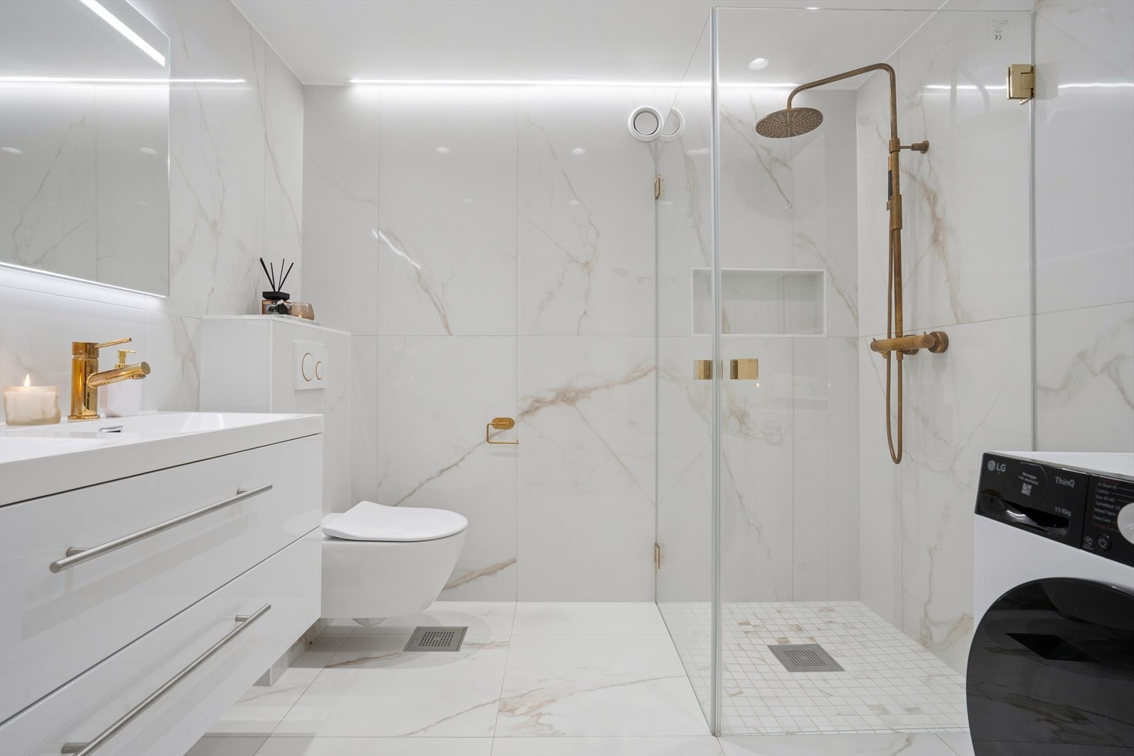 Stilrent bad fra 2023 med fliser, varmekabler og elegante gulldetaljer. Galleribilde