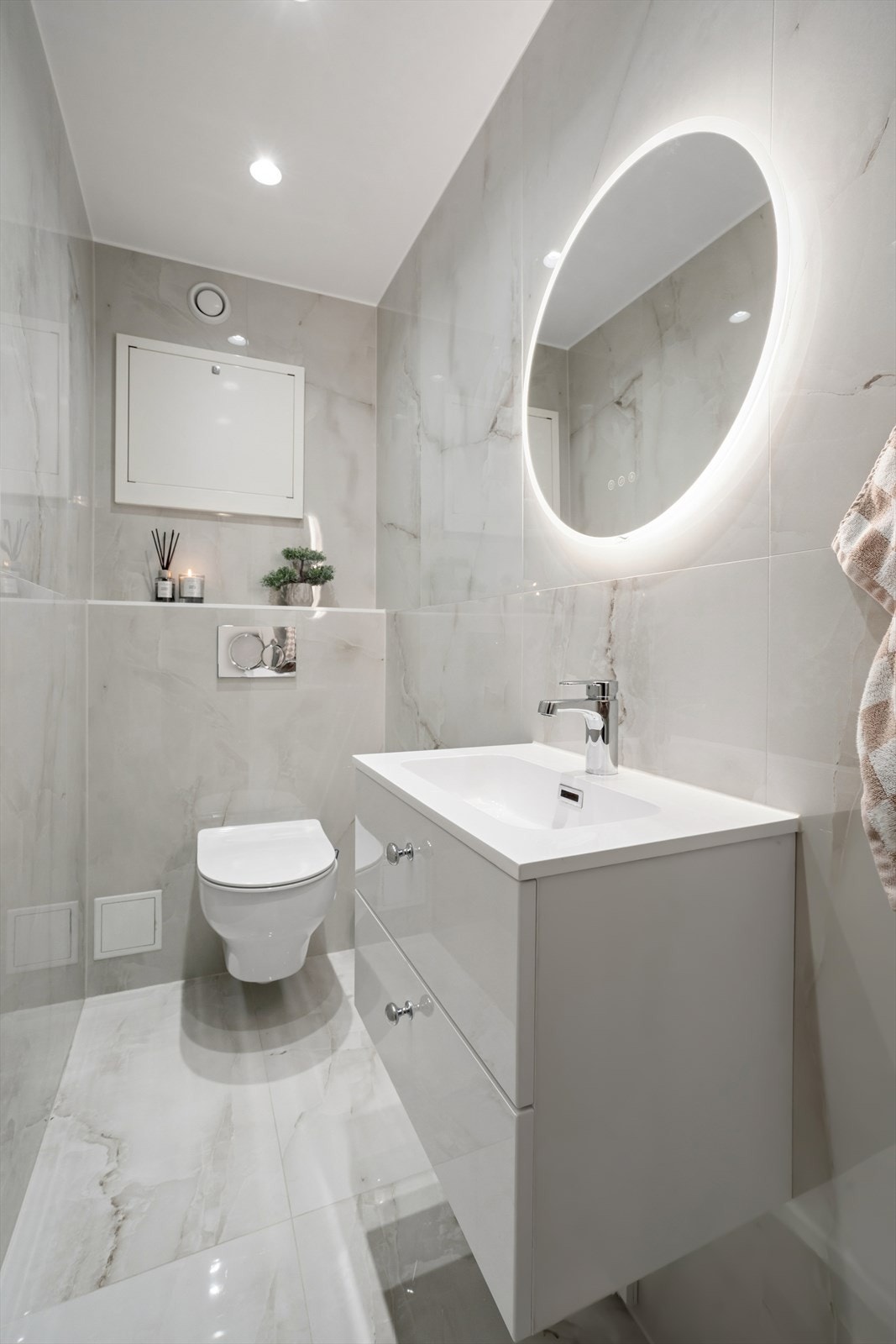 Toalettrommet ble pusset opp i 2023 og fremstår, i likhet med badet, svært moderne og eksklusivt. Innredningen består av servant, speil med innebygget belysning samt vegghengt toalet Galleribilde