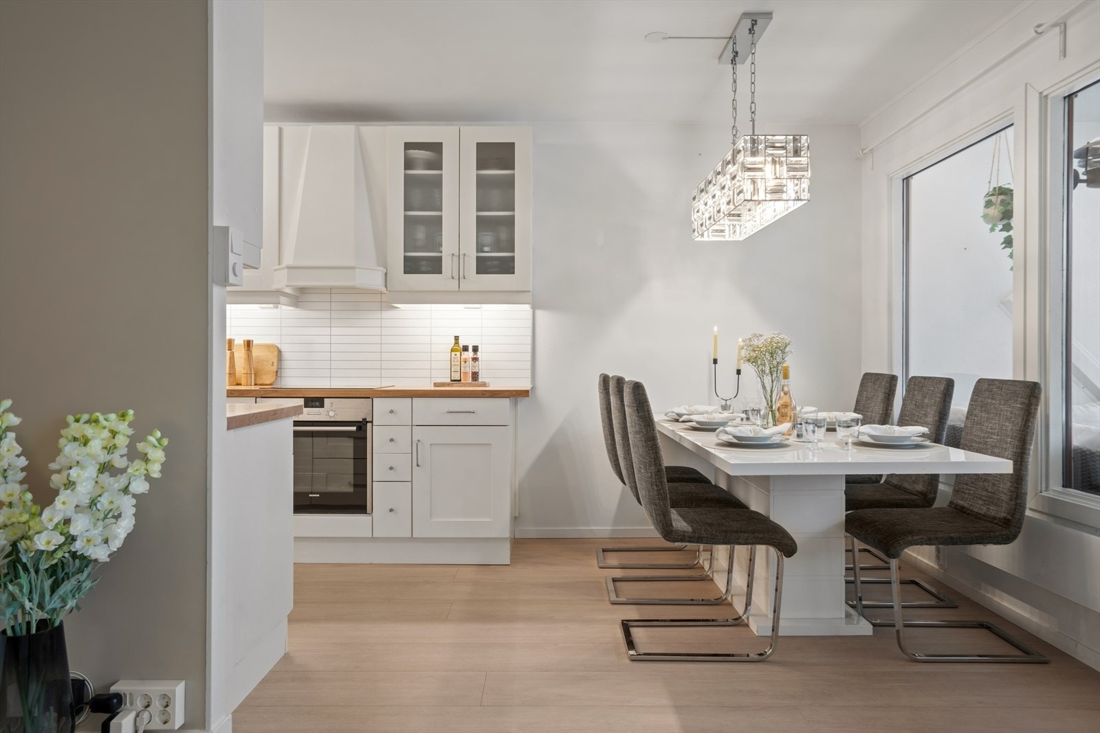 Spisebordet finner sin naturlige plass i tilknytning til kjøkkenet. Galleribilde