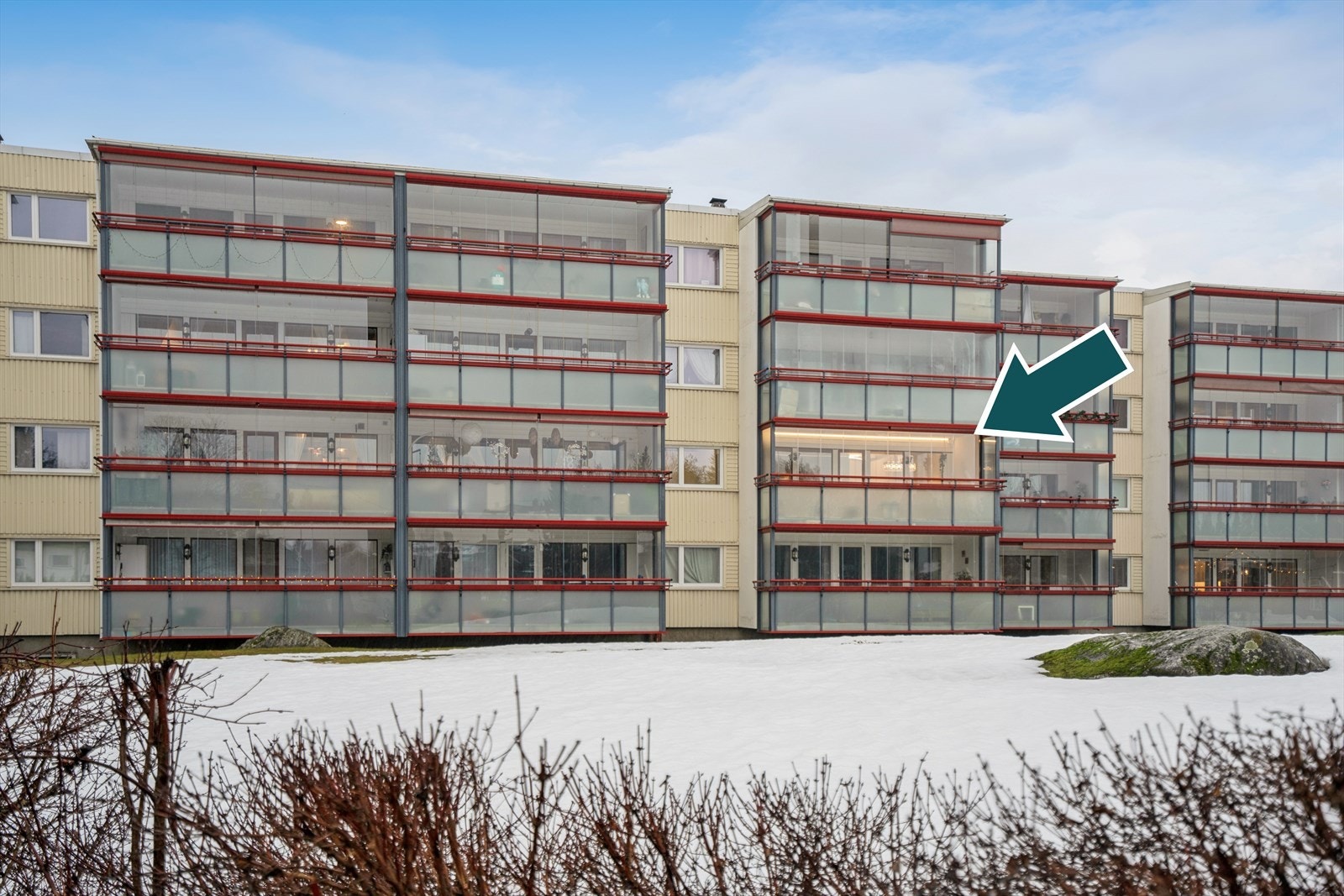 Leiligheten ble nylig oppusset i 2023 med blant annet nymalte vegger, nytt gulv, oppgradert bad og toalettrom, som får boligen til å fremstå moderne og innbydende. Galleribilde