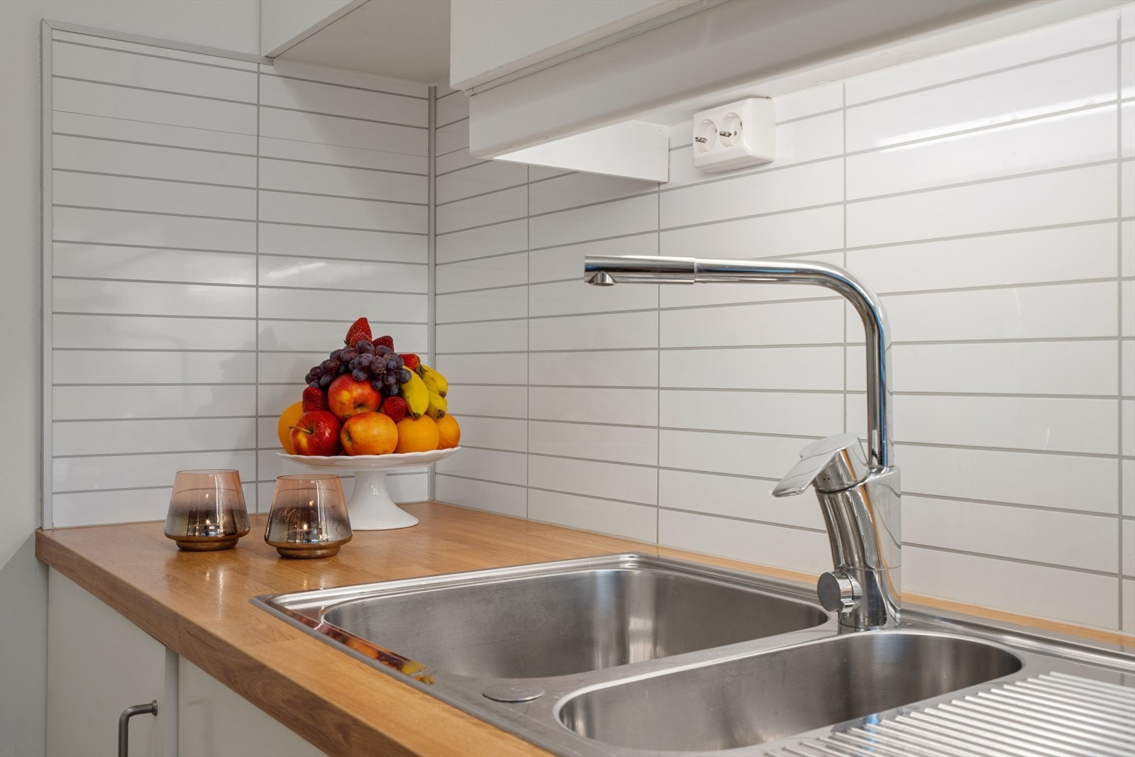 Kjøkkenet er utstyrt med oppvaskmaskin, stekeovn og induksjonstopp, samt et frittstående kjøleskap. (Kjøleskap følger ikke med, men kan kjøpes ved siden) Galleribilde