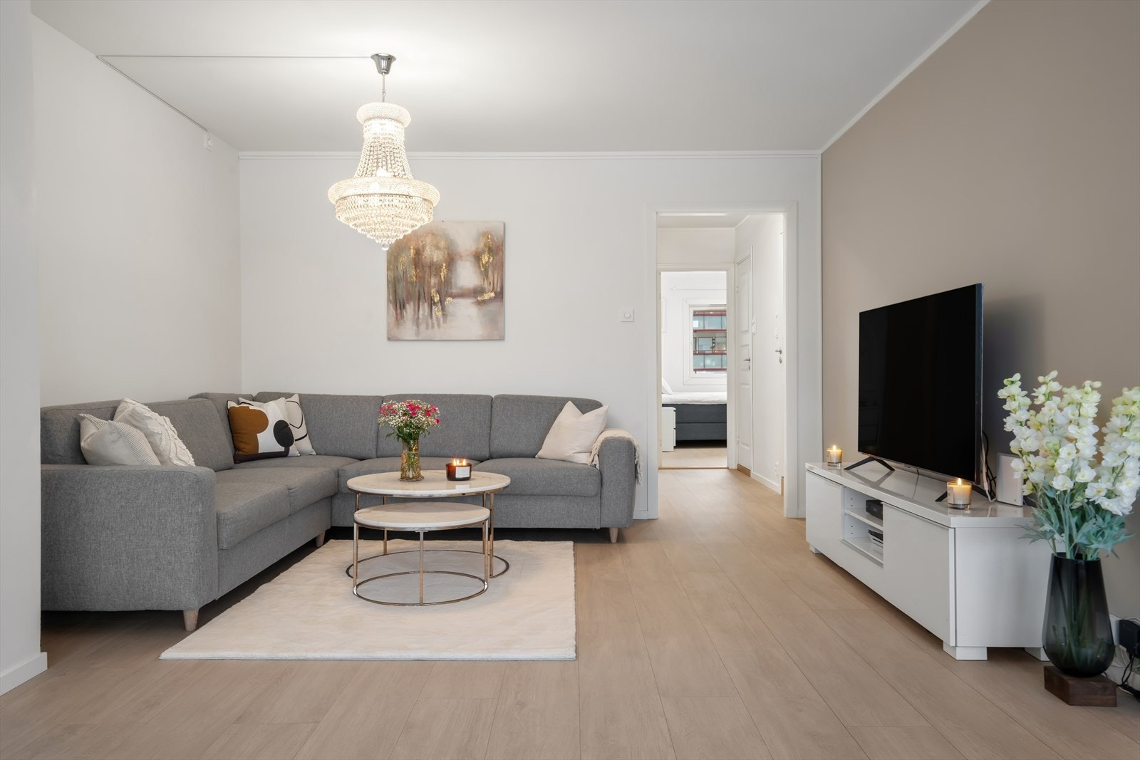 Stuen er av god størrelse og gir plass til både spisegruppe og en koselig TV-sone. Galleribilde