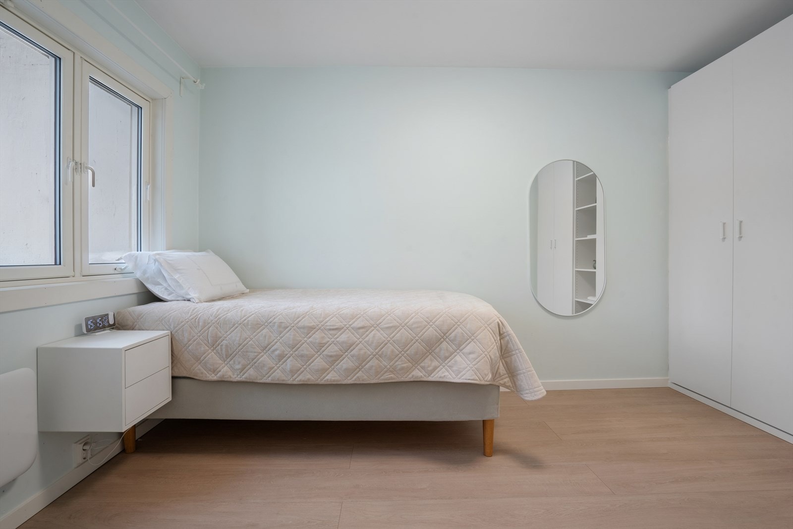 Soverom II er praktisk innredet med garderobeskap og har også plass til dobbeltseng. Galleribilde