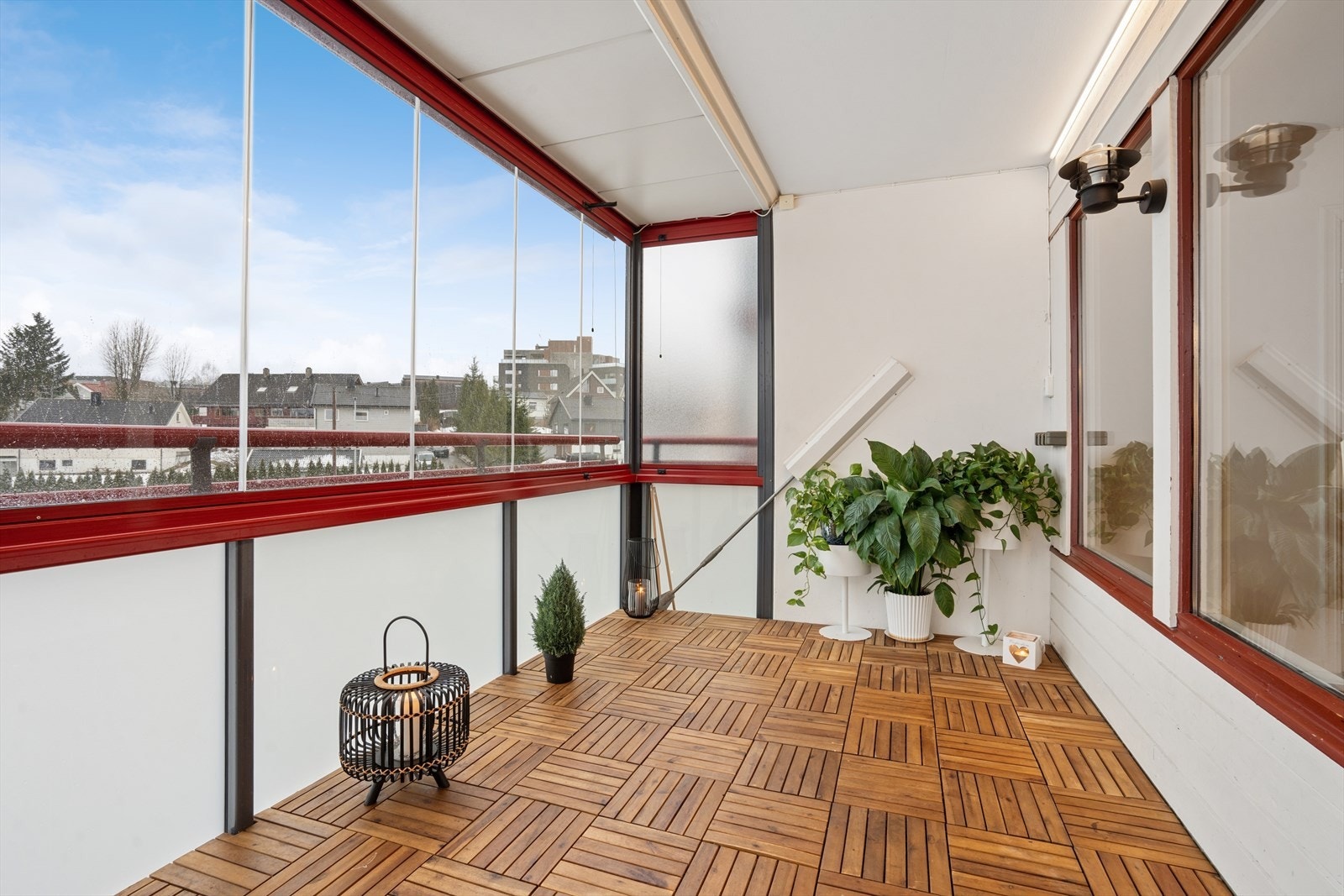 Vegglamper og stikkontakter gjør balkongen ekstra funksjonell. Galleribilde