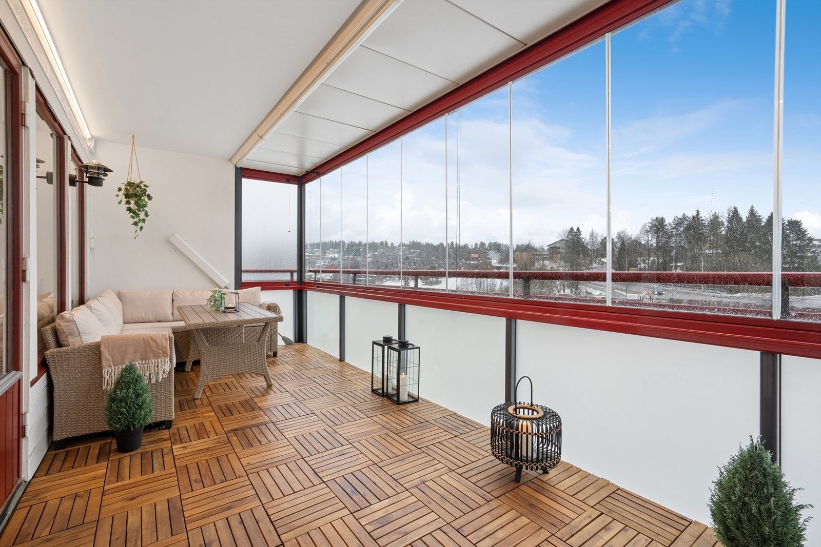 Den 16 kvm store balkongen gir god plass til komfortabel utemøblering. Galleribilde