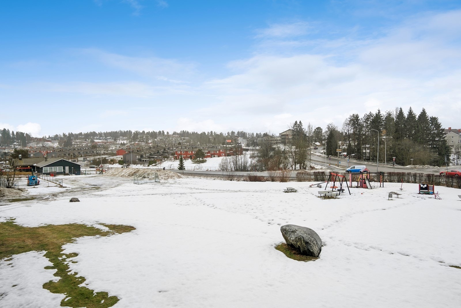 Fra leiligheten har du usikt mot det trivelige grøntområdet med lekeplass Galleribilde
