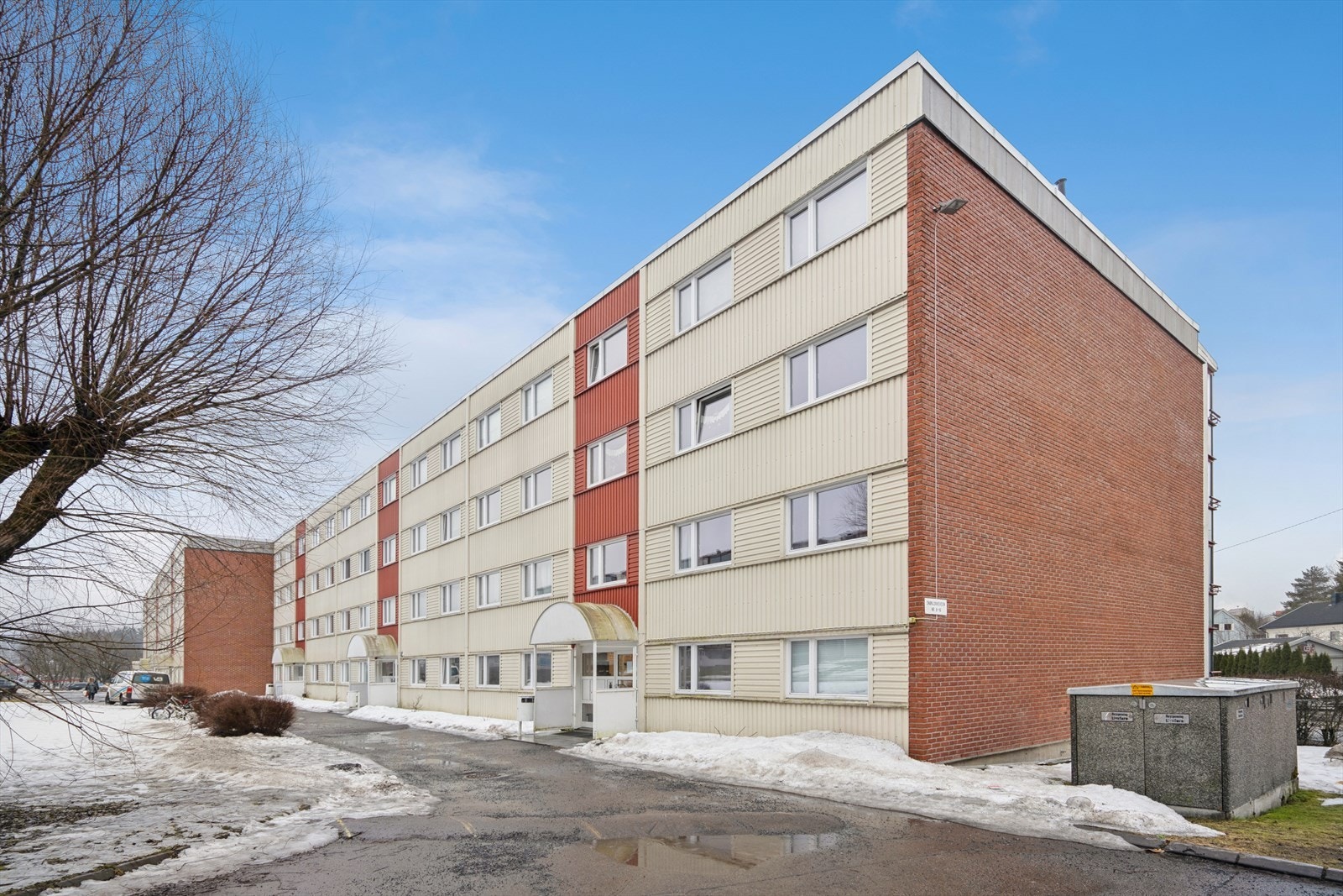 Snøklokkeveien 12 er en lys og attraktiv 4-roms leilighet beliggende i byggets 2. etasje med en god og gjennomtenkt planløsning. Galleribilde