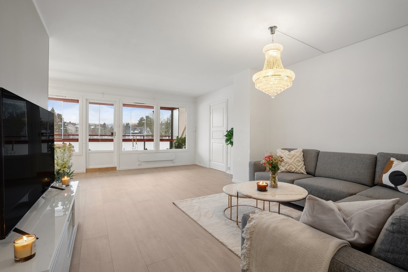 Lys og luftig stue med god takhøyde (2,49m) og store vindusflater som slipper inn godt med naturlig lys. Galleribilde