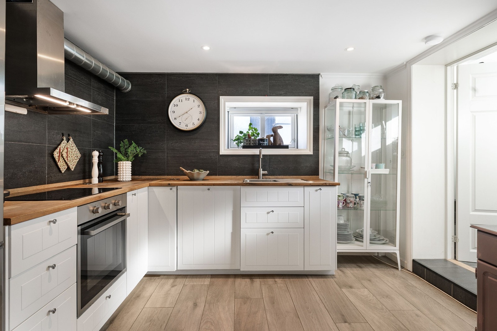 Kjøkken med hvite fronter og integrert stekeovn. Galleribilde