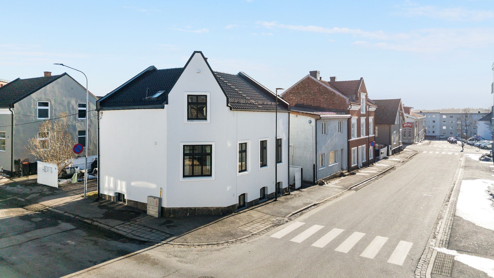 Boligen ligger fint til på en hjørnetomt med nærhet til sentrum og alle fasiliteter. Galleribilde