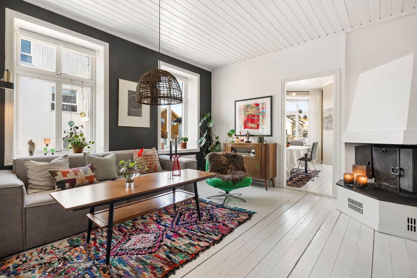 Stue med peis som gir kos og varme til kjølige dager. Galleribilde