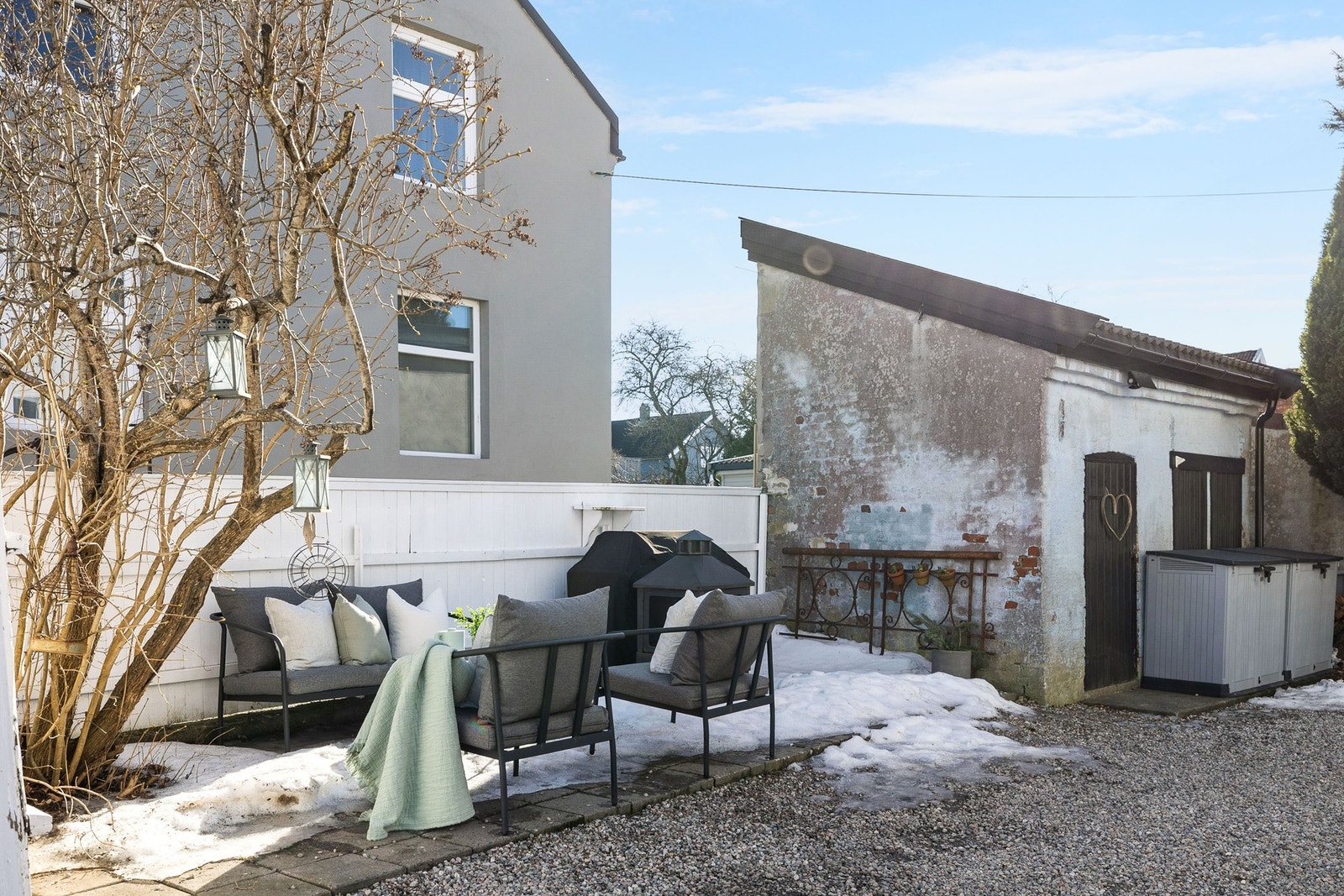 Felles uteområde med plass til sittemøbler. Galleribilde