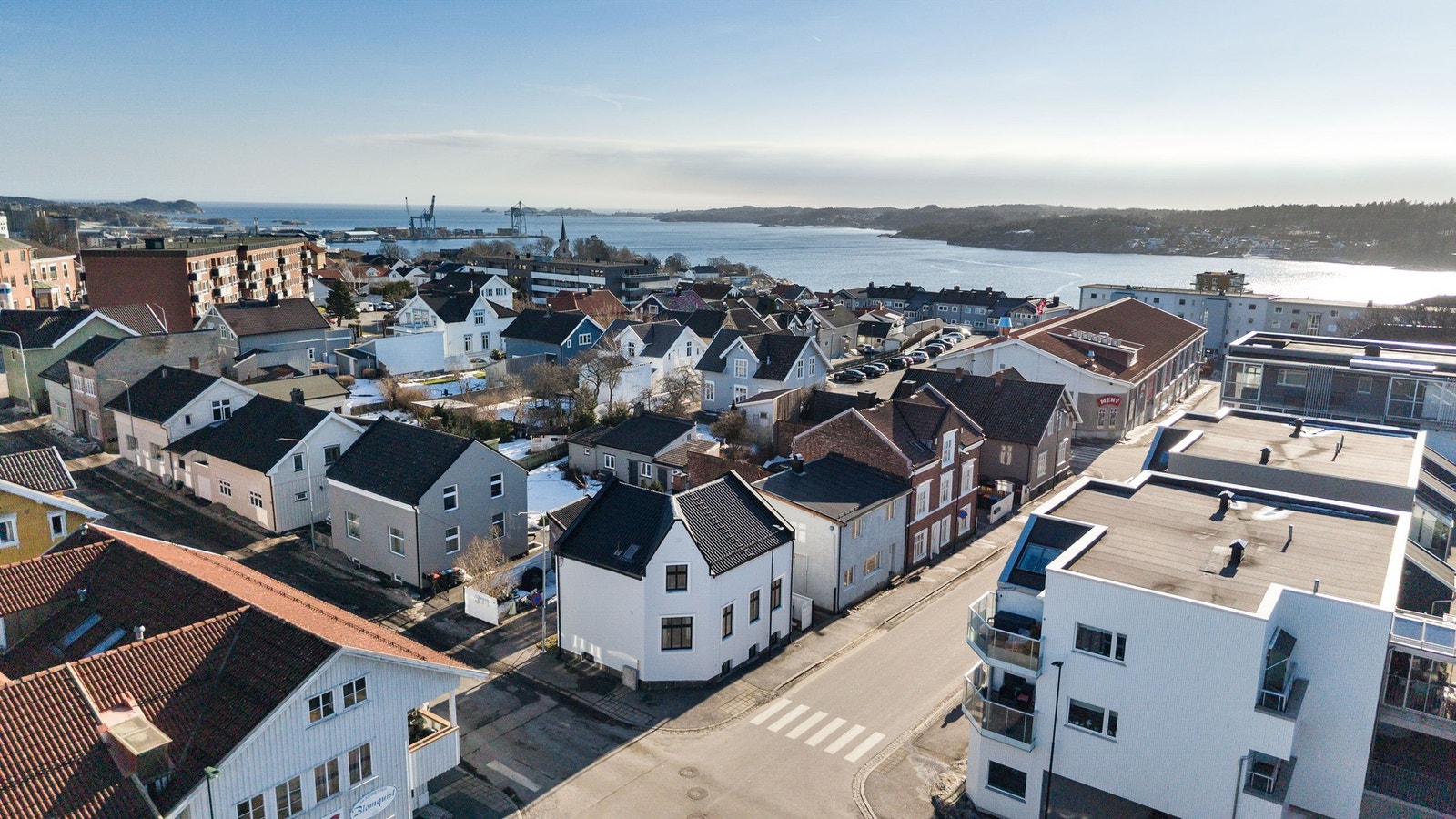 Sentralt beliggende bygård med tre leiligheter. Biloppstillingsplasser og utebod Galleribilde