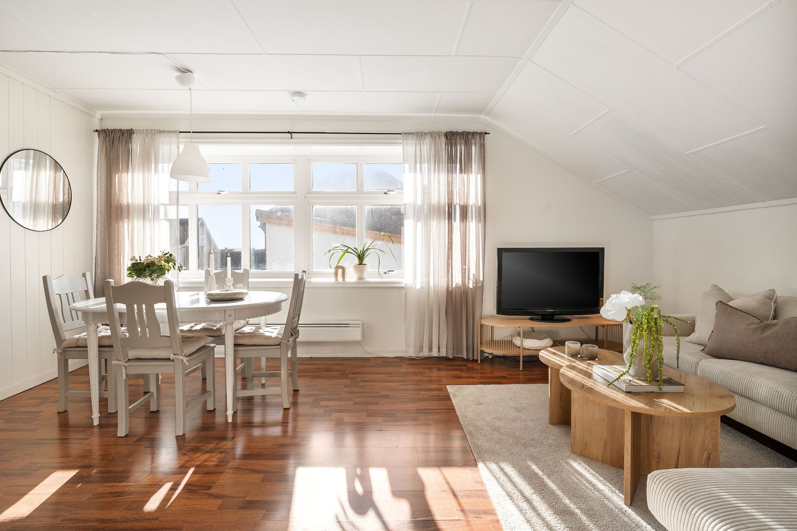 Stuen har plass til både sofagruppe og spisestue. Galleribilde