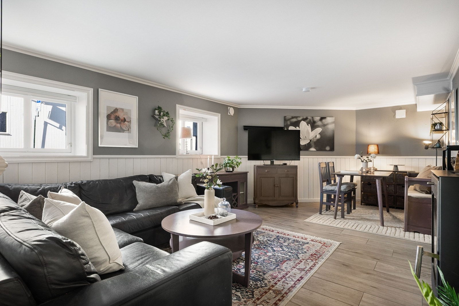 Stue med god plass til både sofagruppe og spisebord. Galleribilde