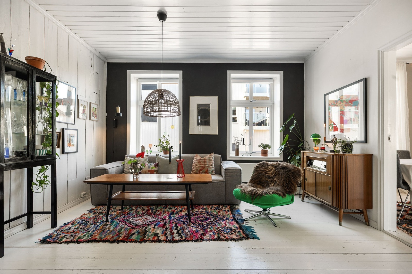 Stue med moderne fargevalg og store vinduer som gir godt med dagslys og gir et luftig inntrykk. Galleribilde