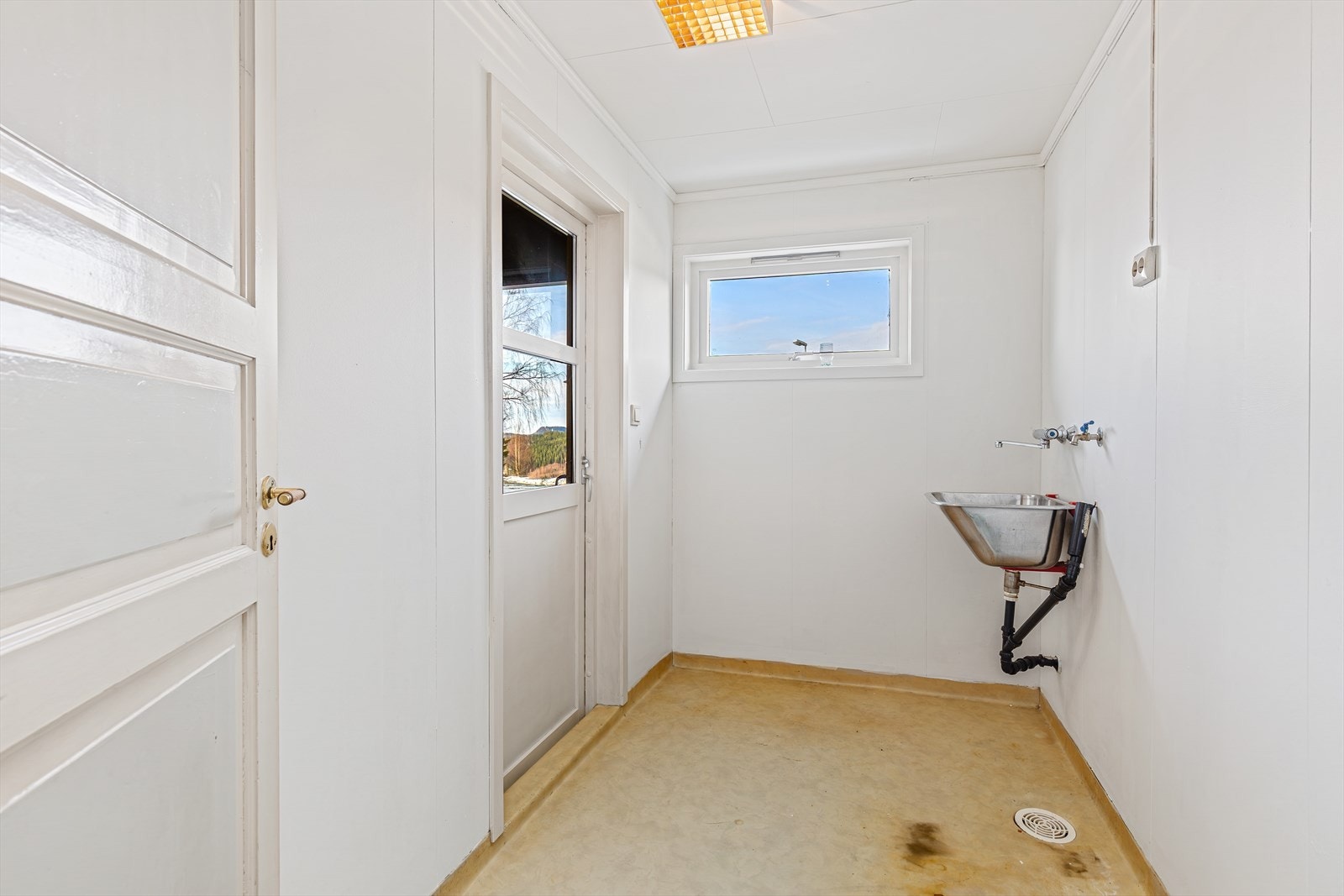 Praktisk plassert vaskerom med egen inngang som holder hovedinngangen fri for sktine sko og klær. Galleribilde