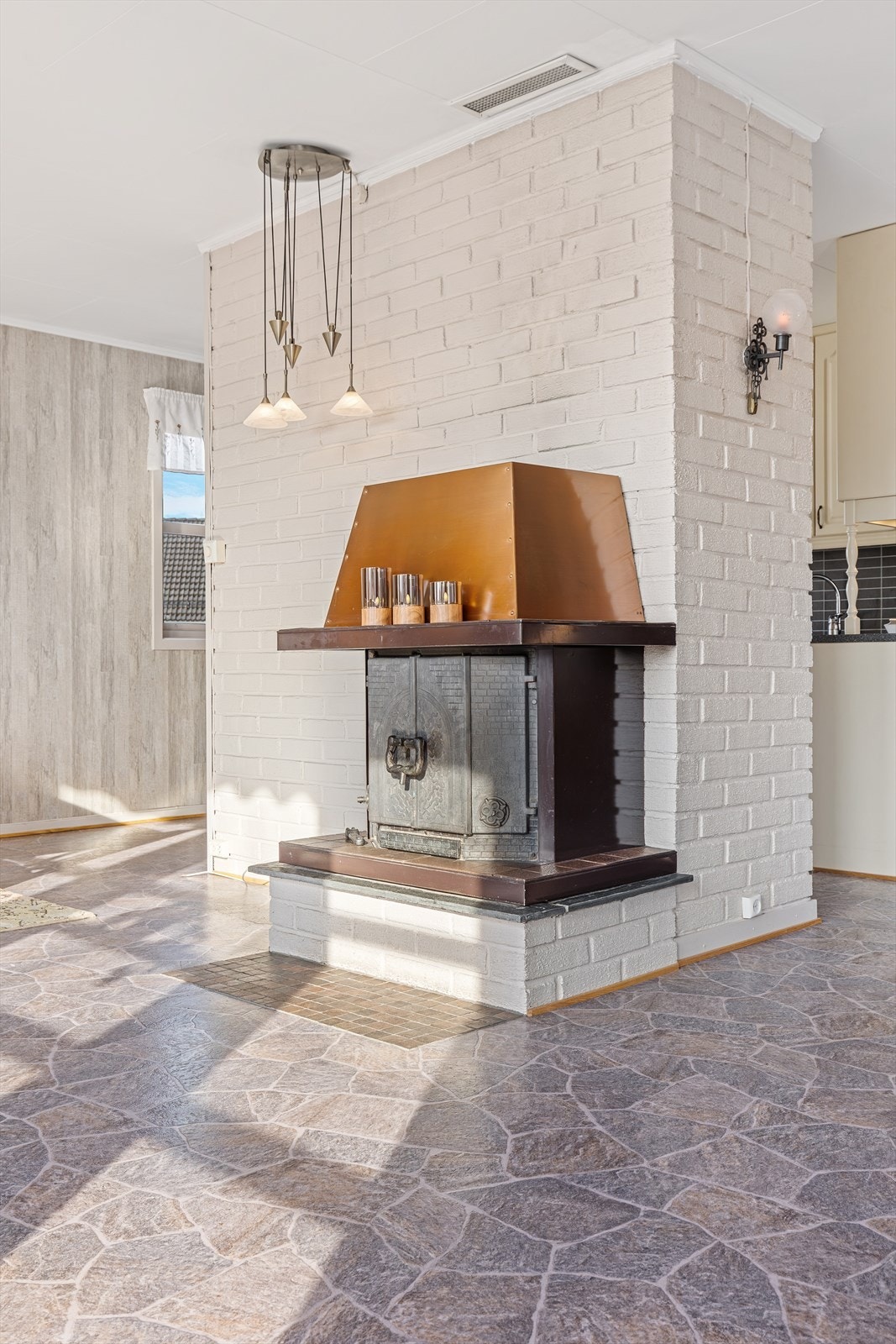 Boligens varmekilder er perisovn og luft-luft varmepumpe på stua, elektriske varmekabler i gulv på bad og vaskerom samt elektriske panelovner. i ulike rom. Galleribilde