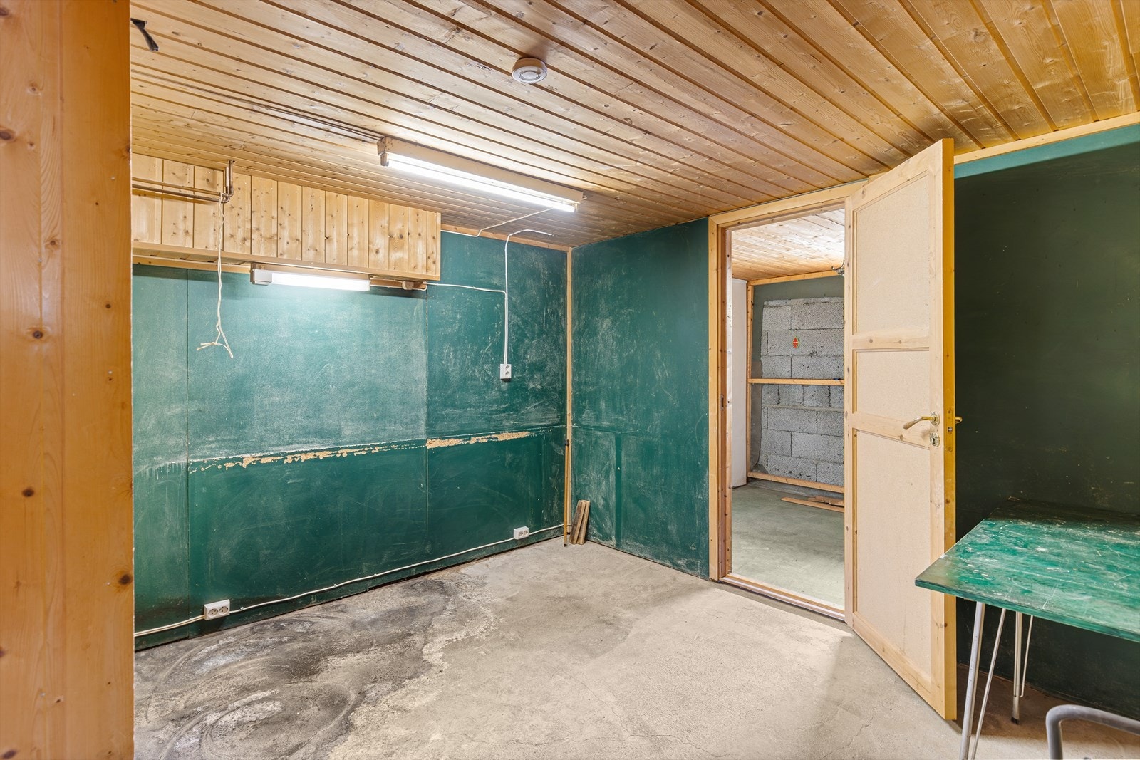 Kjelleren er uinnredet. God takhøyde. Galleribilde