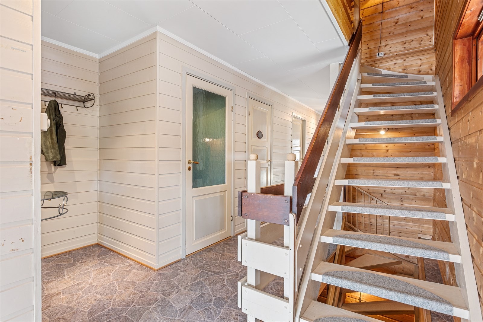 Boligen har 3 etasjer - uinnredet kjeller med potensiel/god takhøyde - hovedetasje med 3 soverom, bad/wc, toalettrom, vaskerom, stue og kjøkken - loft med stue og stort soverom. Galleribilde