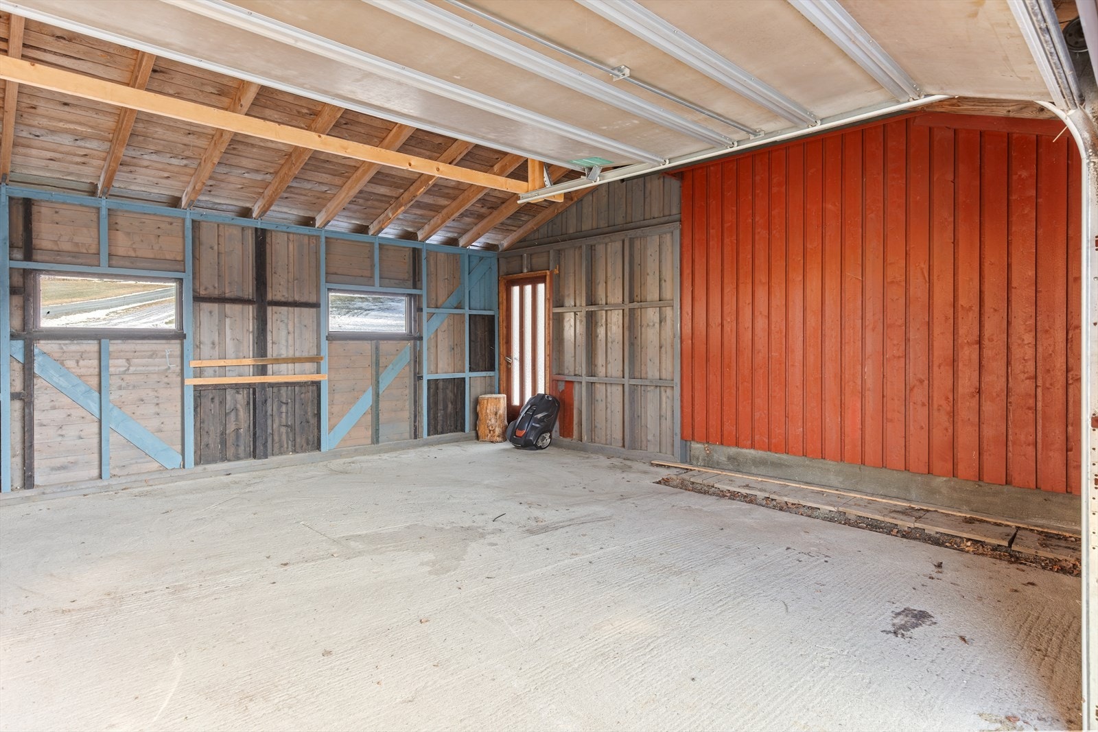 Romslig garasje m/leddport Galleribilde