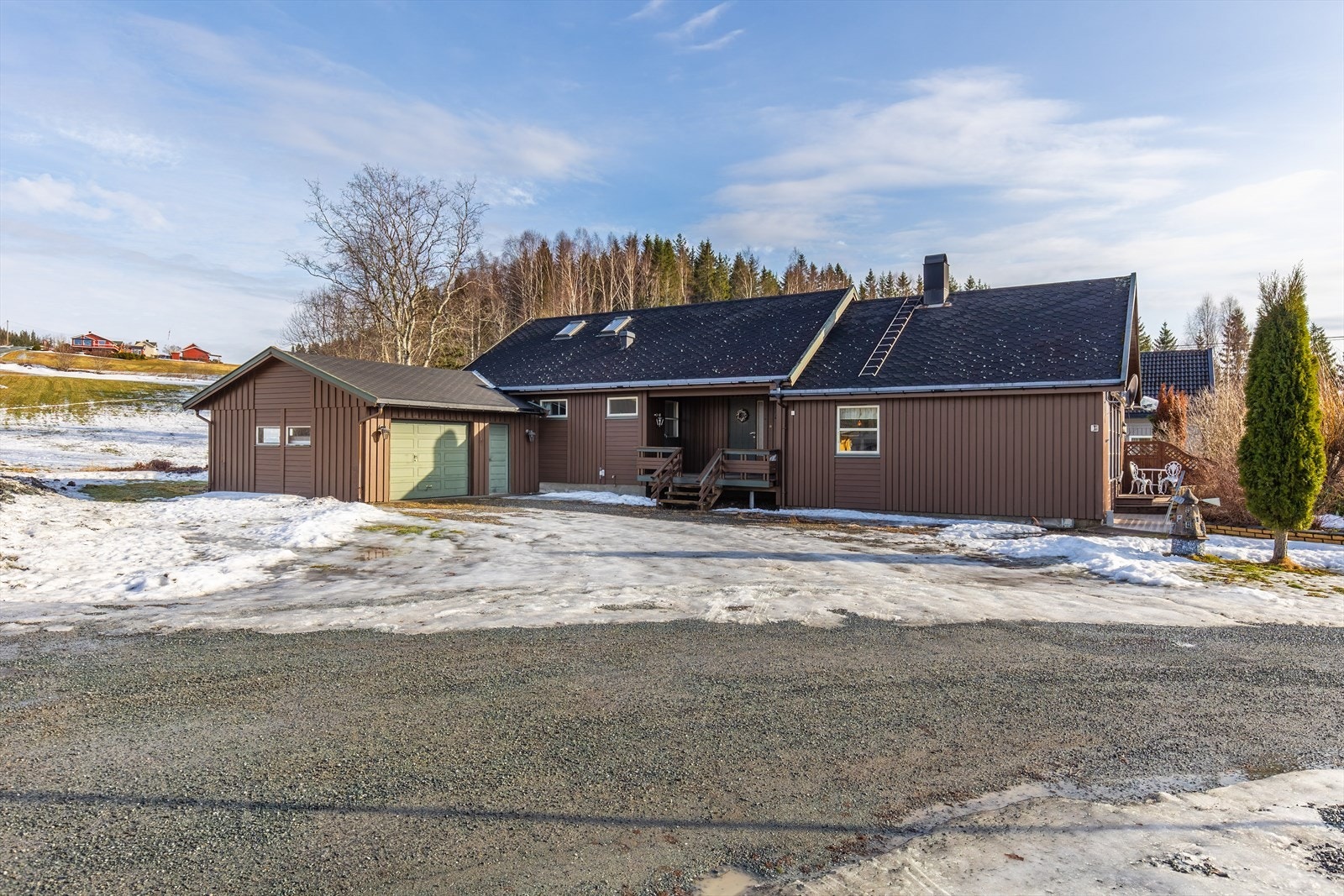 Gruslagt gårdsplass foran boligen Galleribilde