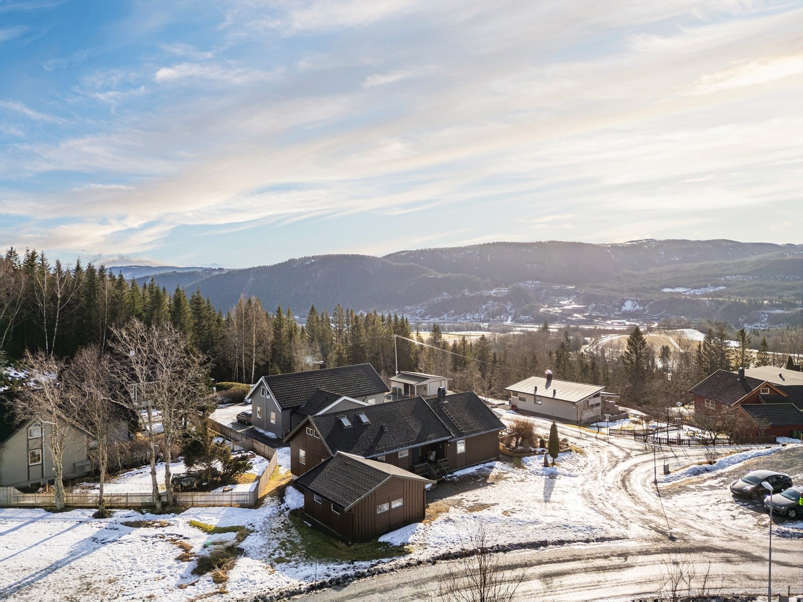 Eiendommen har en solrik beliggenhet, øverst i boligfeltet Smedhaugen i Hegra Galleribilde