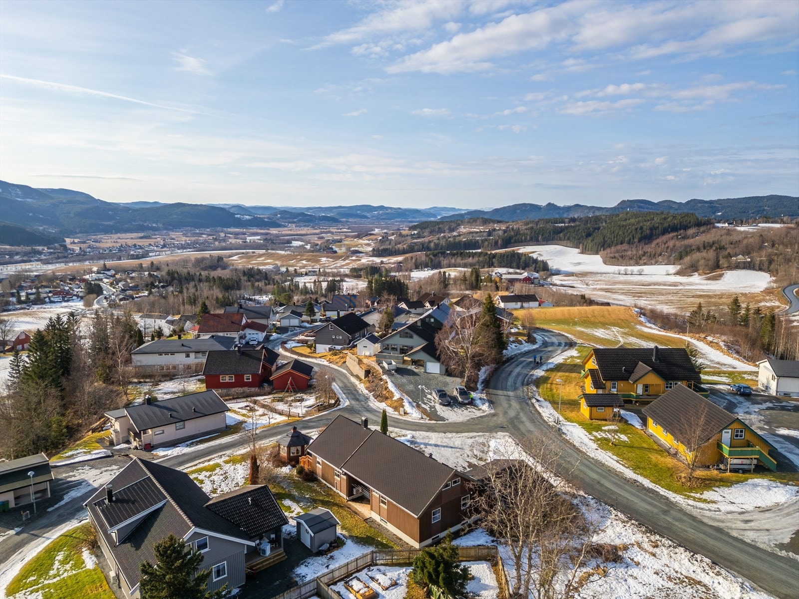 Eiendommen ligger på toppen av et veletablert boligfelt i Hegra sentrum Galleribilde