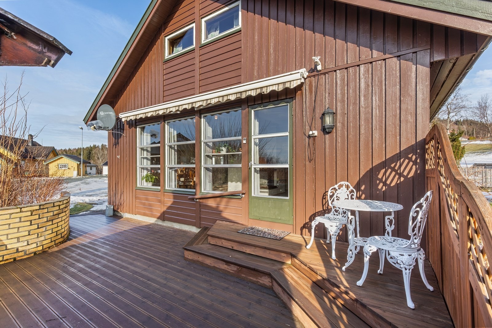 Stor terrasse med god plass til hagemøbler. Praktisk lysthus som forlenger utendørssesongen. Galleribilde