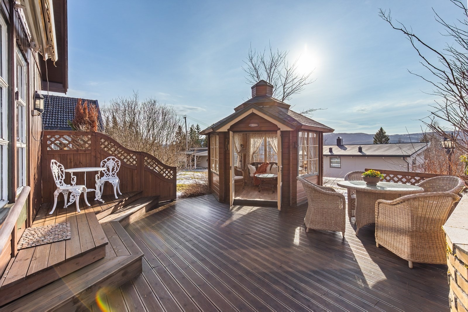 Stor terrasse med god plass til hagemøbler. Praktisk lysthus som forlenger utendørssesongen. Galleribilde