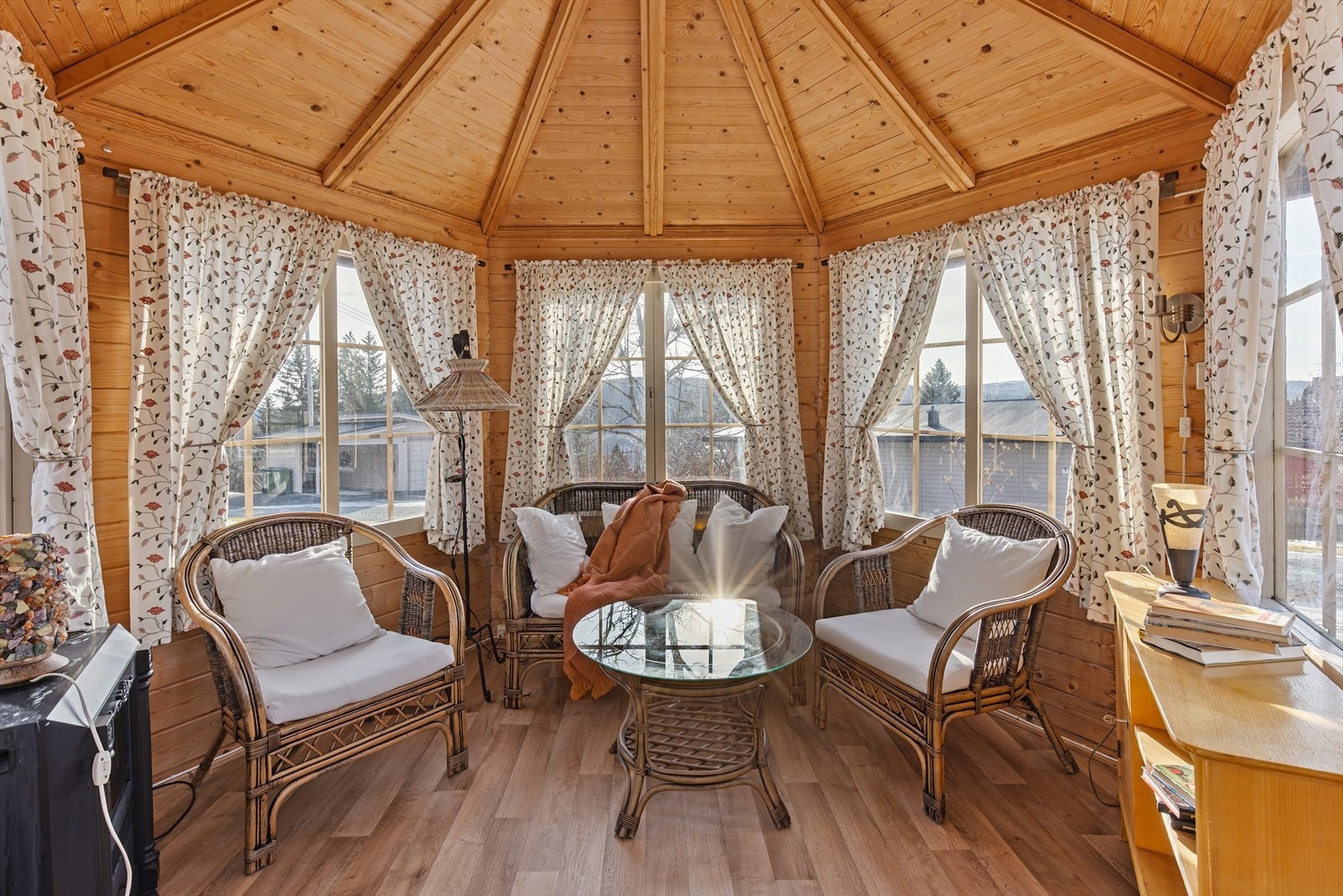 Lysthus med innlagt strøm Galleribilde