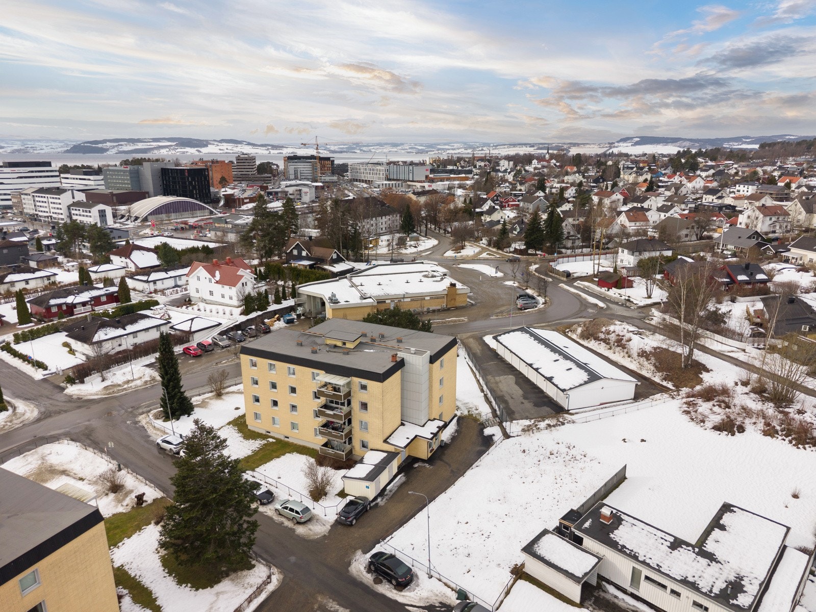 Sentral beliggenhet på nedre del av Børstad i stille og rolig område. Kort veg til barnehager, barneskole og ungdomsskole. Galleribilde