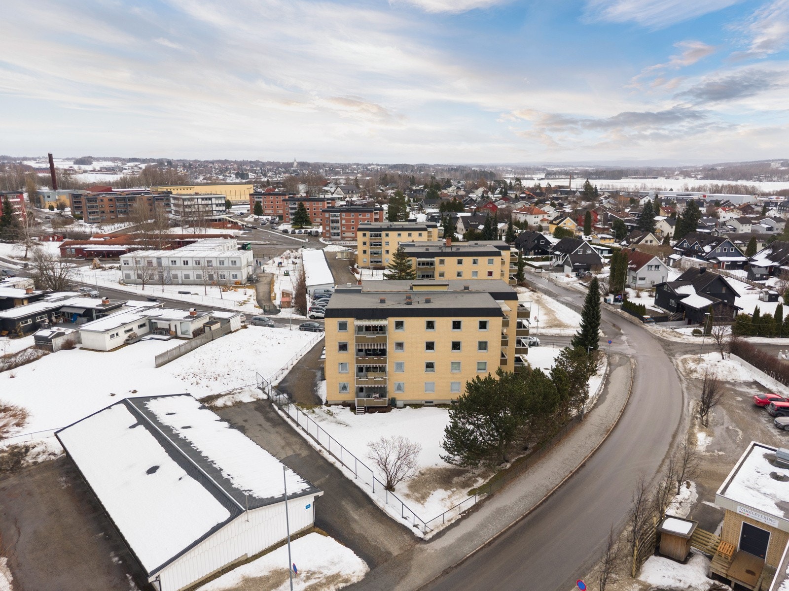 Rett i nærheten av leiligheten er det et sammenhengende kulturlandskap og grøntområde. Børstadlunda og Børstad alleen gir sammen med Børstad gårdstun muligheter for rekreasjon og avslapning i bynære og landlige omgivelser. Galleribilde