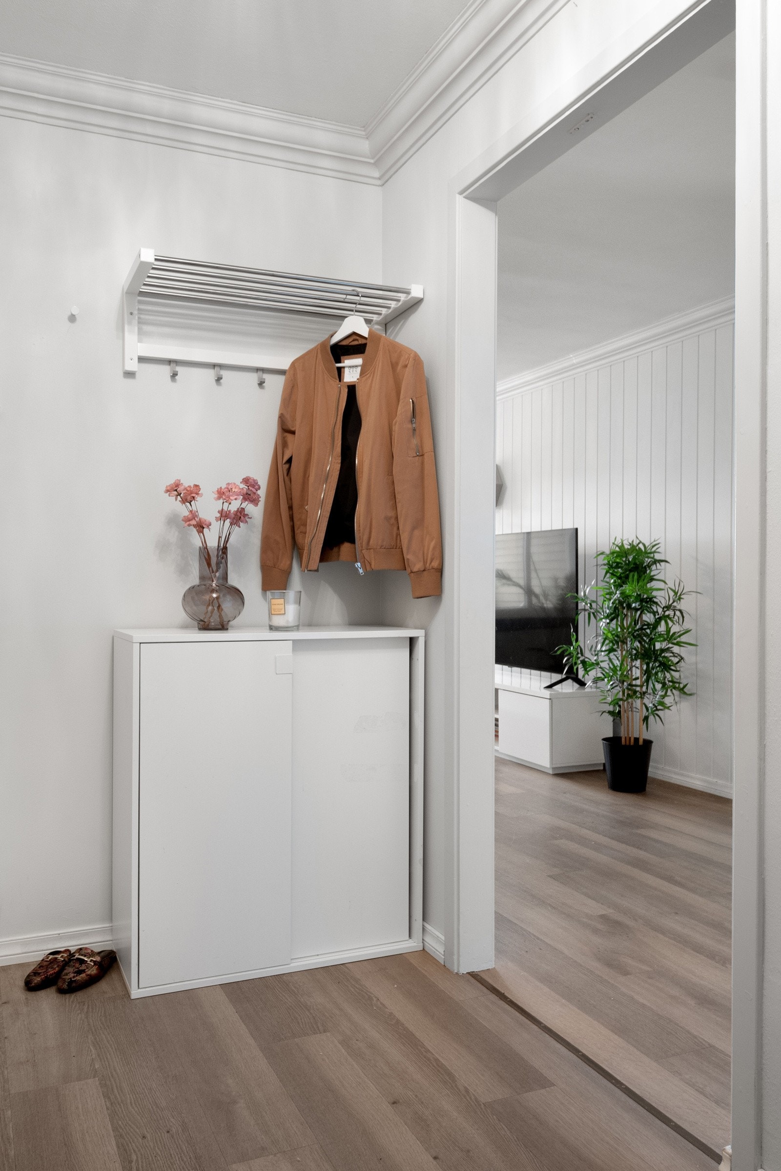 Leiligheten har en innbydende entré med god plass til oppheng av yttertøy og oppbevaring av sko. Galleribilde