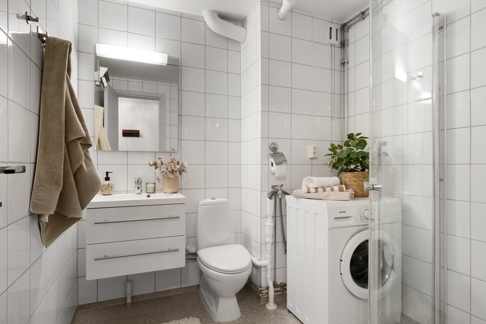 Badet er romslig og pent, med fliser på vegger og gulvbelegg. Galleribilde