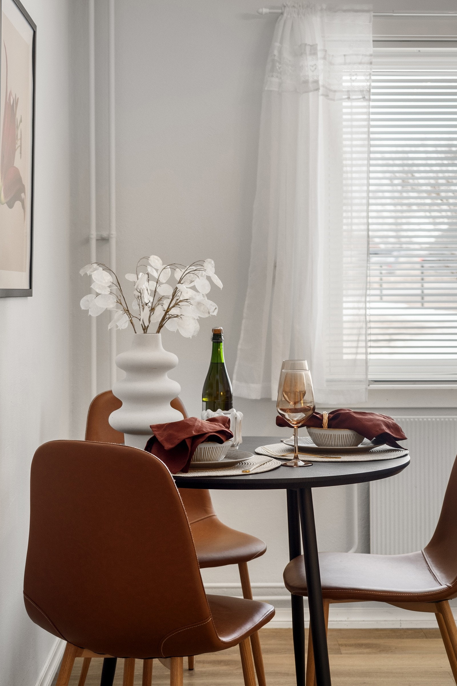 Kjøkken med god plass til spisebord. Galleribilde