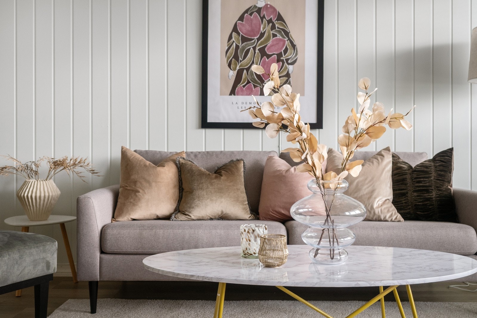 Stue med gode møbleringsmuligheter. Galleribilde