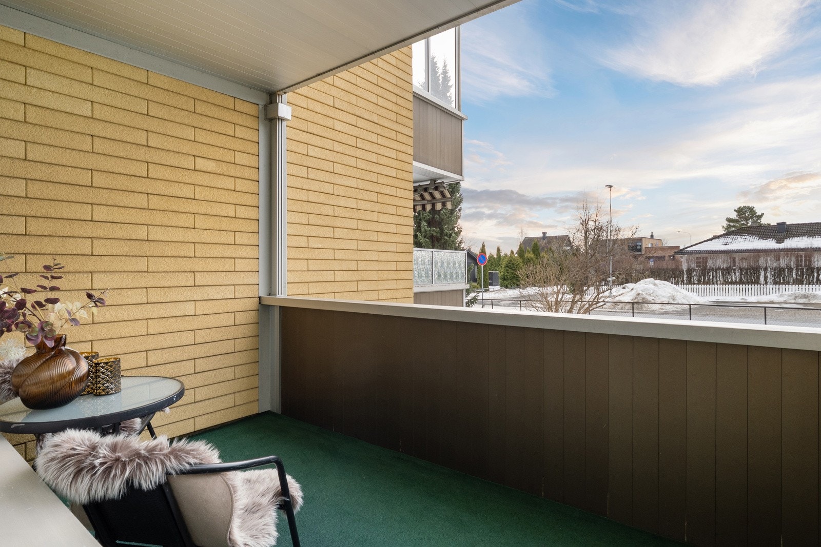 Sørvendt balkong med gode solforhold. Galleribilde
