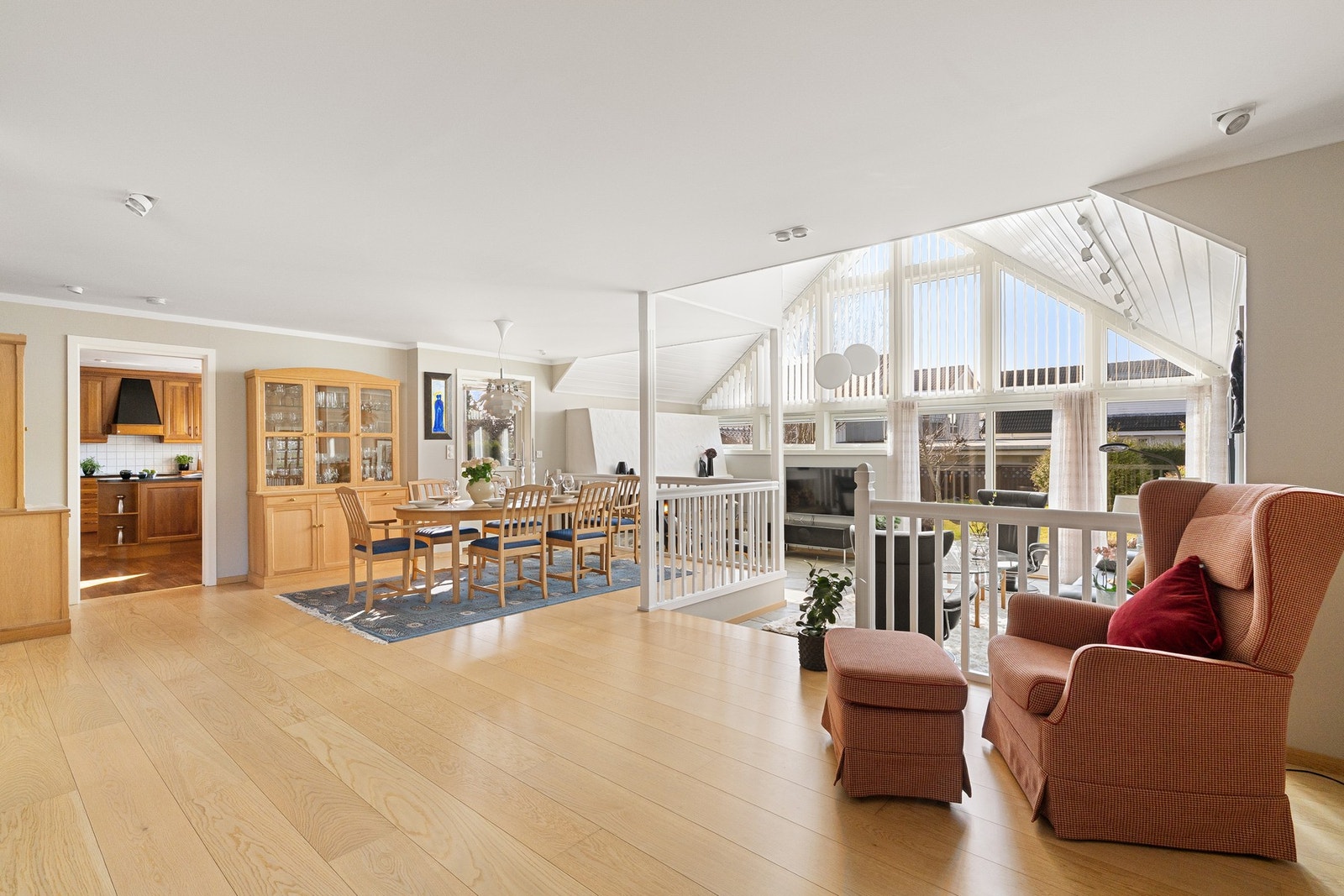 Rikelig plass til 3 sittegrupper i tillegg til stor spisestue! Galleribilde